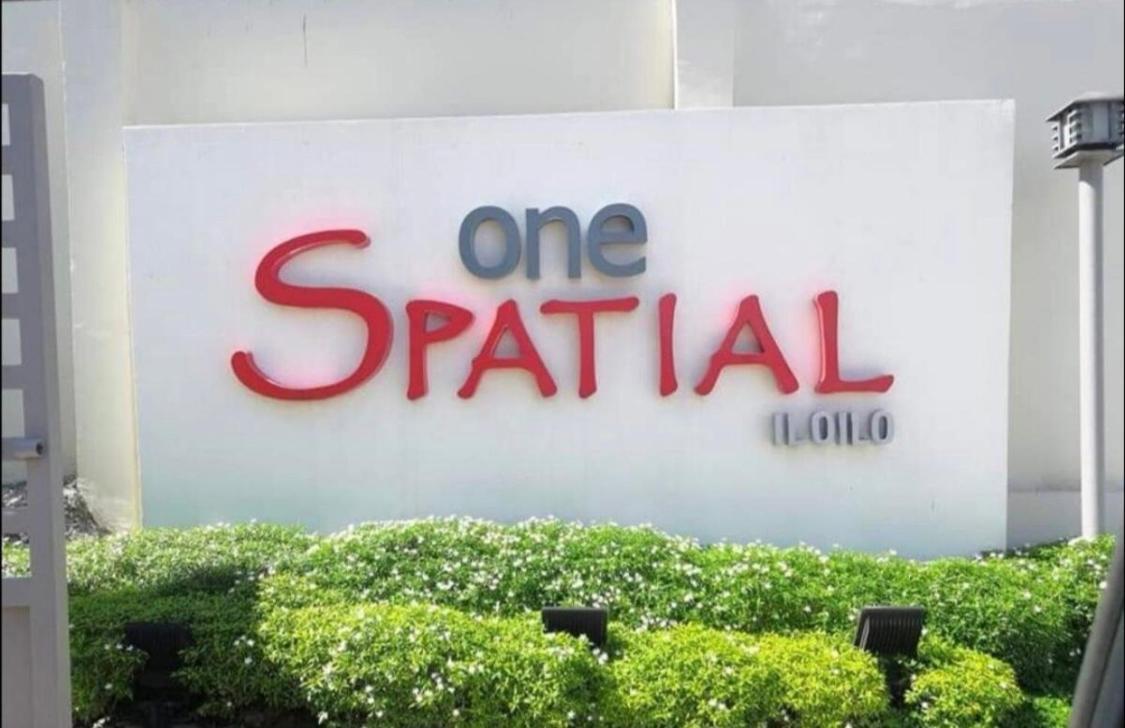 One Spatial Two Bedroom Condominium Unit With Pool And Gym Free Netflix And Wifi Iloilo City Exterior photo