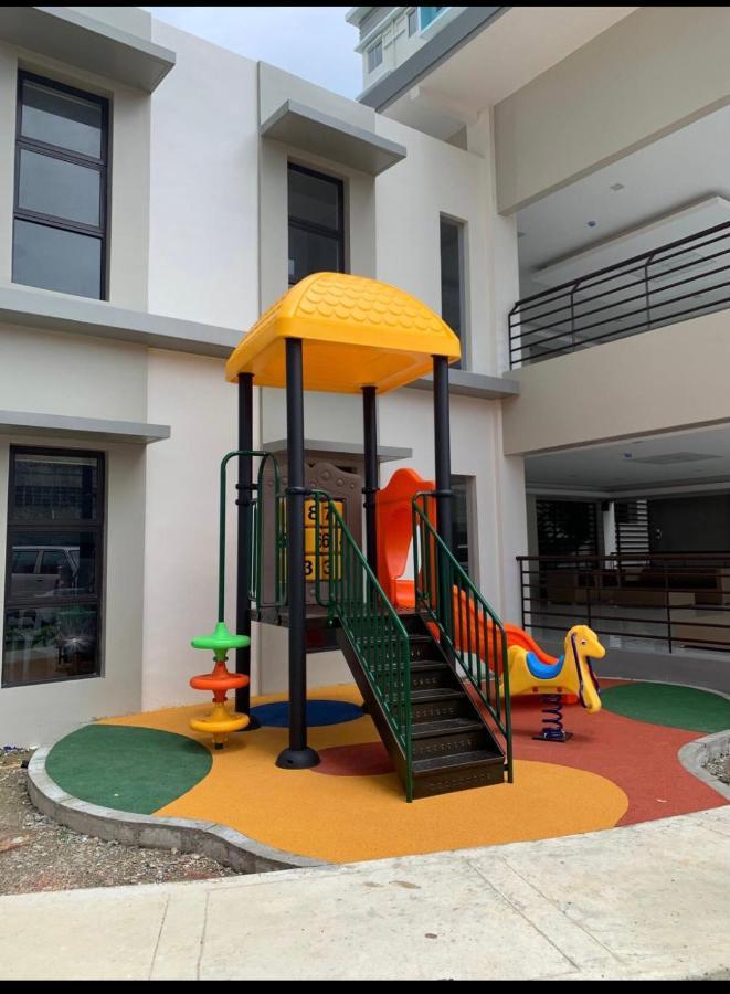 One Spatial Two Bedroom Condominium Unit With Pool And Gym Free Netflix And Wifi Iloilo City Exterior photo